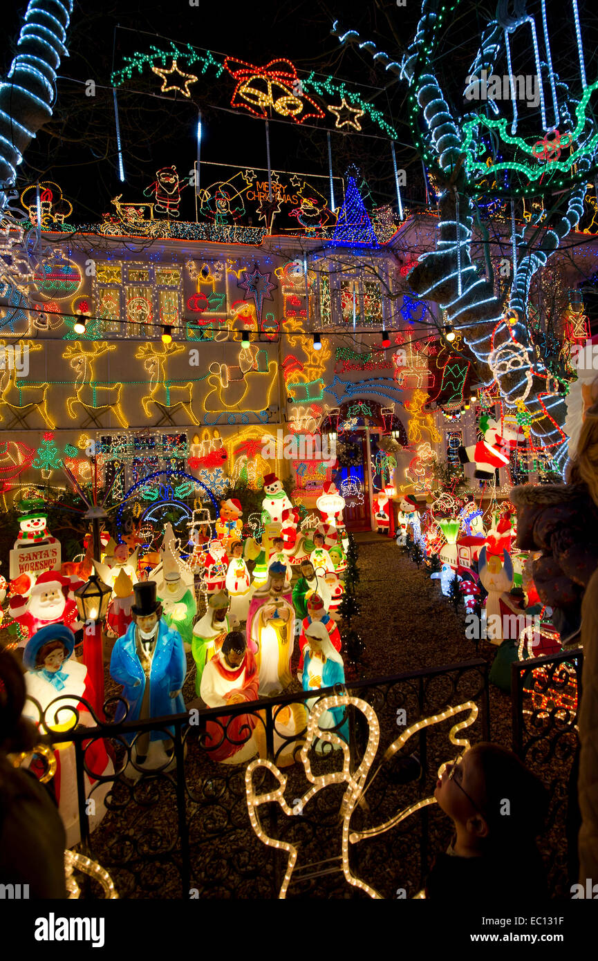 Illuminated house hi-res stock photography and images - Alamy