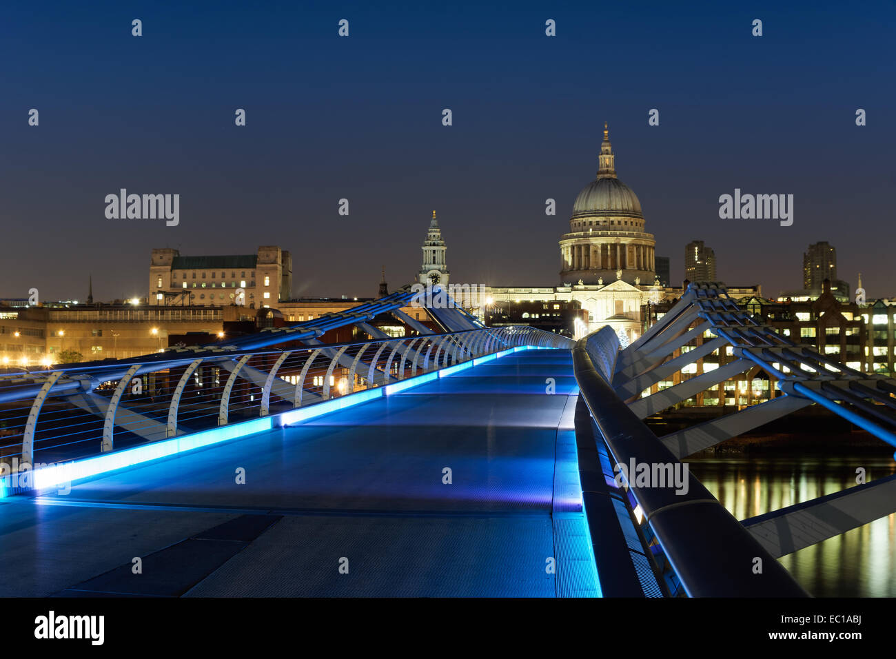 Millennium bridge and St Paul's Cathedral Stock Photo