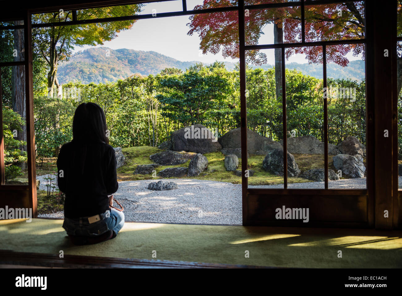 Japanese woman kneeling hi-res stock photography and images - Alamy