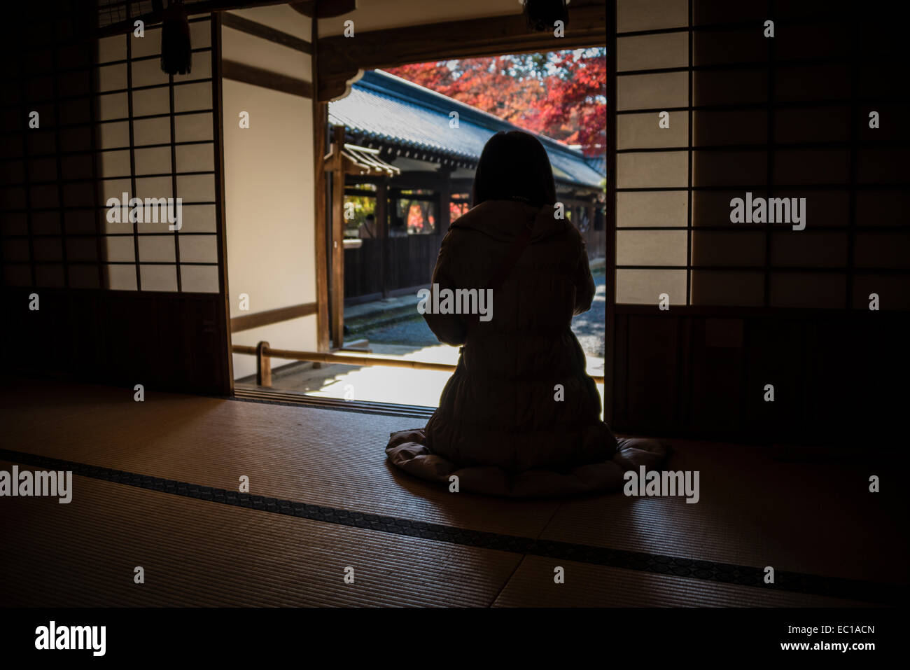 Japanese woman kneeling hi-res stock photography and images - Alamy