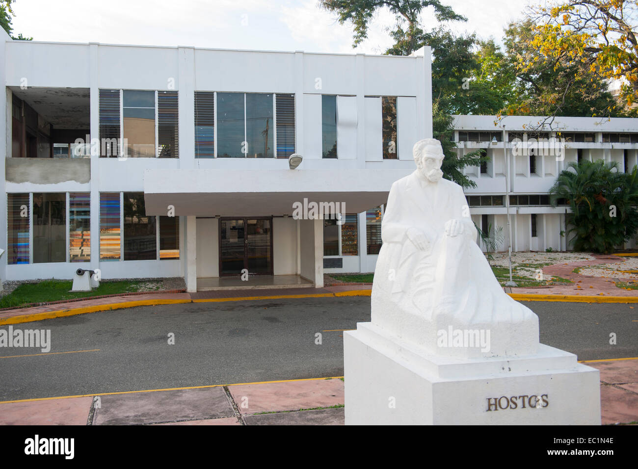 Dominikanische Republik, Santo Domingo, Parque de la Cultura, Museo Nacional de la Historia y Geografia, davor Statue des domini Stock Photo