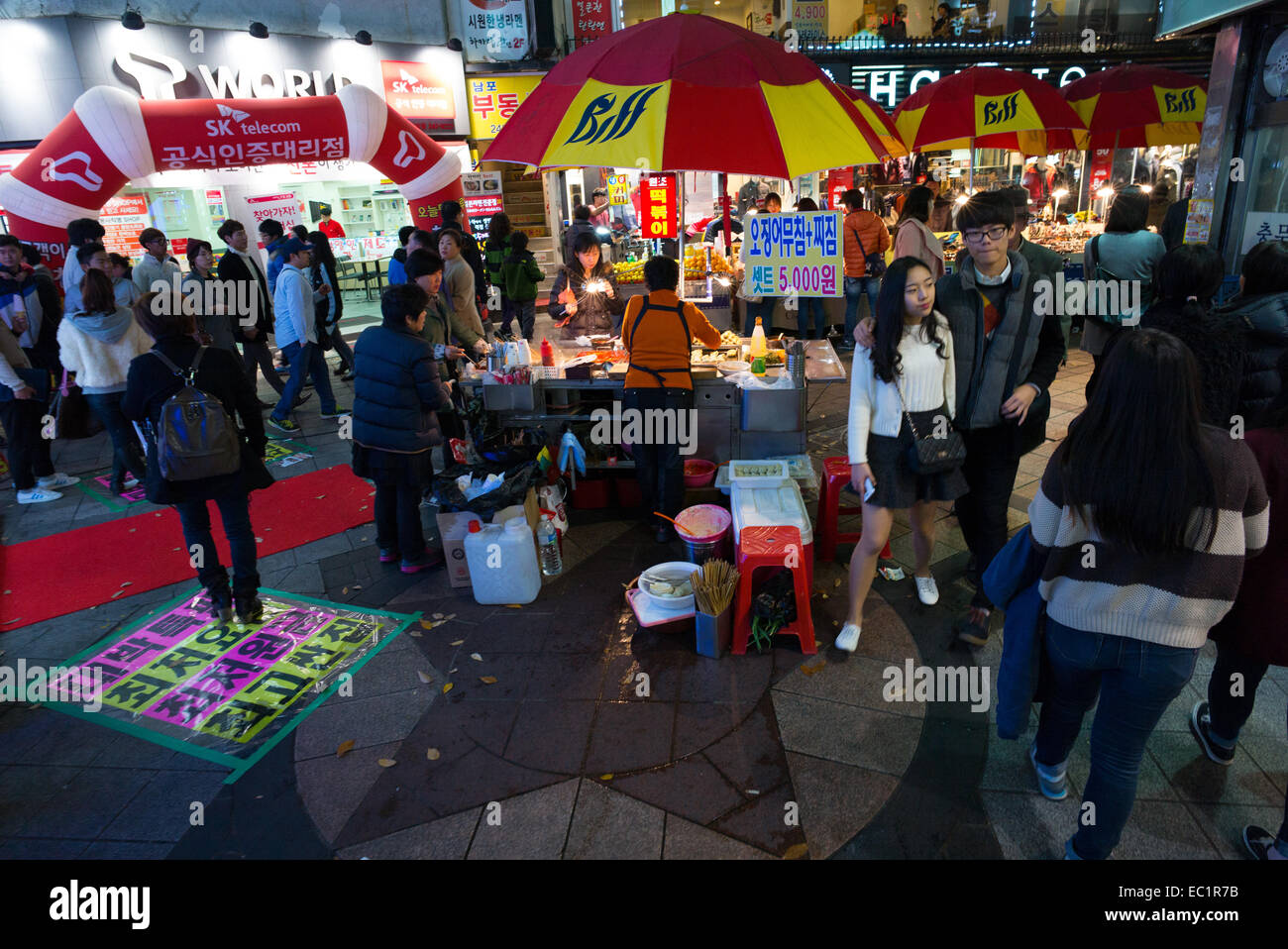 Street market in South Korea Stock Photo - Alamy