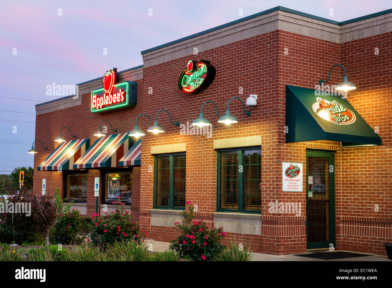 Springfield Illinois,Applebee's,restaurant restaurants food dining cafe cafes,exterior,outside exterior,evening,neon sign,to go entrance,IL140902113 Stock Photo