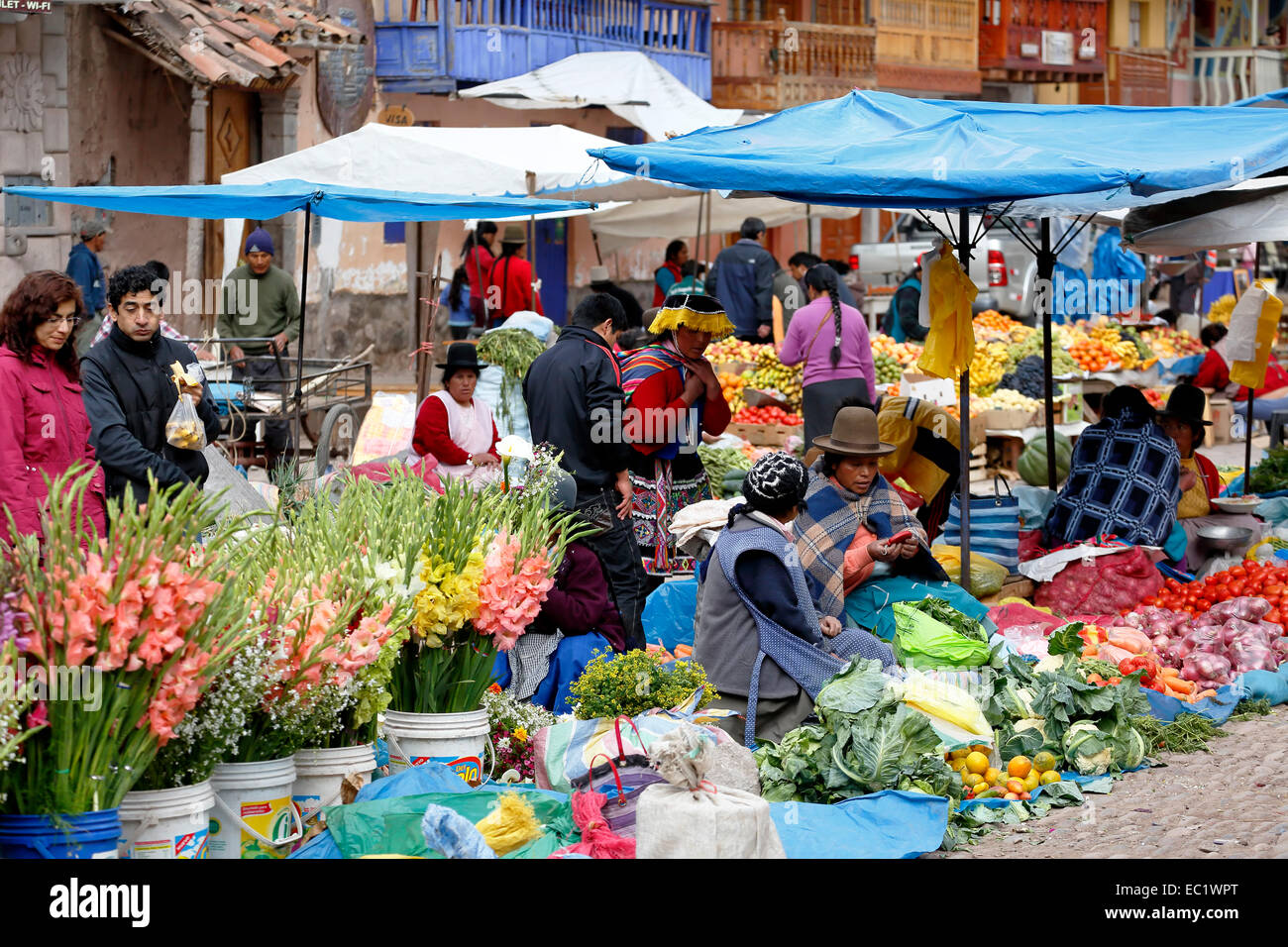 Quechua women vendors with produce and flowers for sale, Pisac Sunday Market, Cusco, Peru Stock Photo