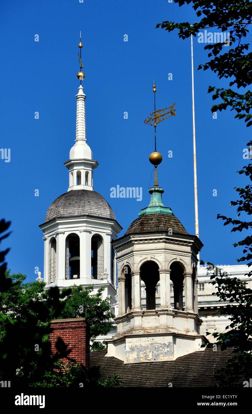 PHILADELPHIA, PENNSYLVANIA:  The elegant cupolas of the of 1732-1753 Independence Hall (bqackground) and Old City Hall Stock Photo