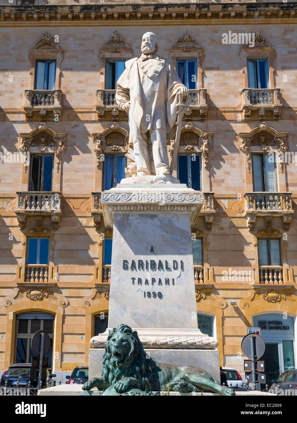 Monument, Giuseppe Garibaldi, behind the former Grand Hotel of Trapani, Viale Regina Elena, Piazza Garibaldi Stock Photo