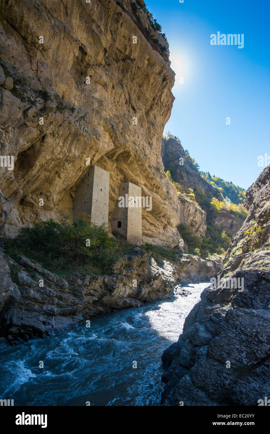 Chechen watchtowers under overhanging cliff on the Argun river, near Itum Kale, Chechnya, Caucasus, Russia Stock Photo