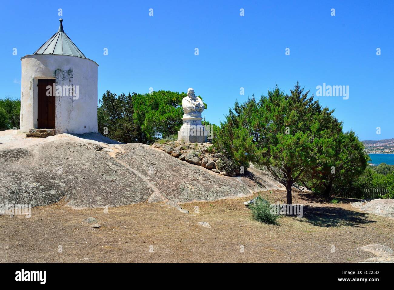 Guard shack and bust of Giuseppe Garibaldi at his home Casa Bianca, Isola Caprera, Arcipelago di La Maddalena National Park Stock Photo