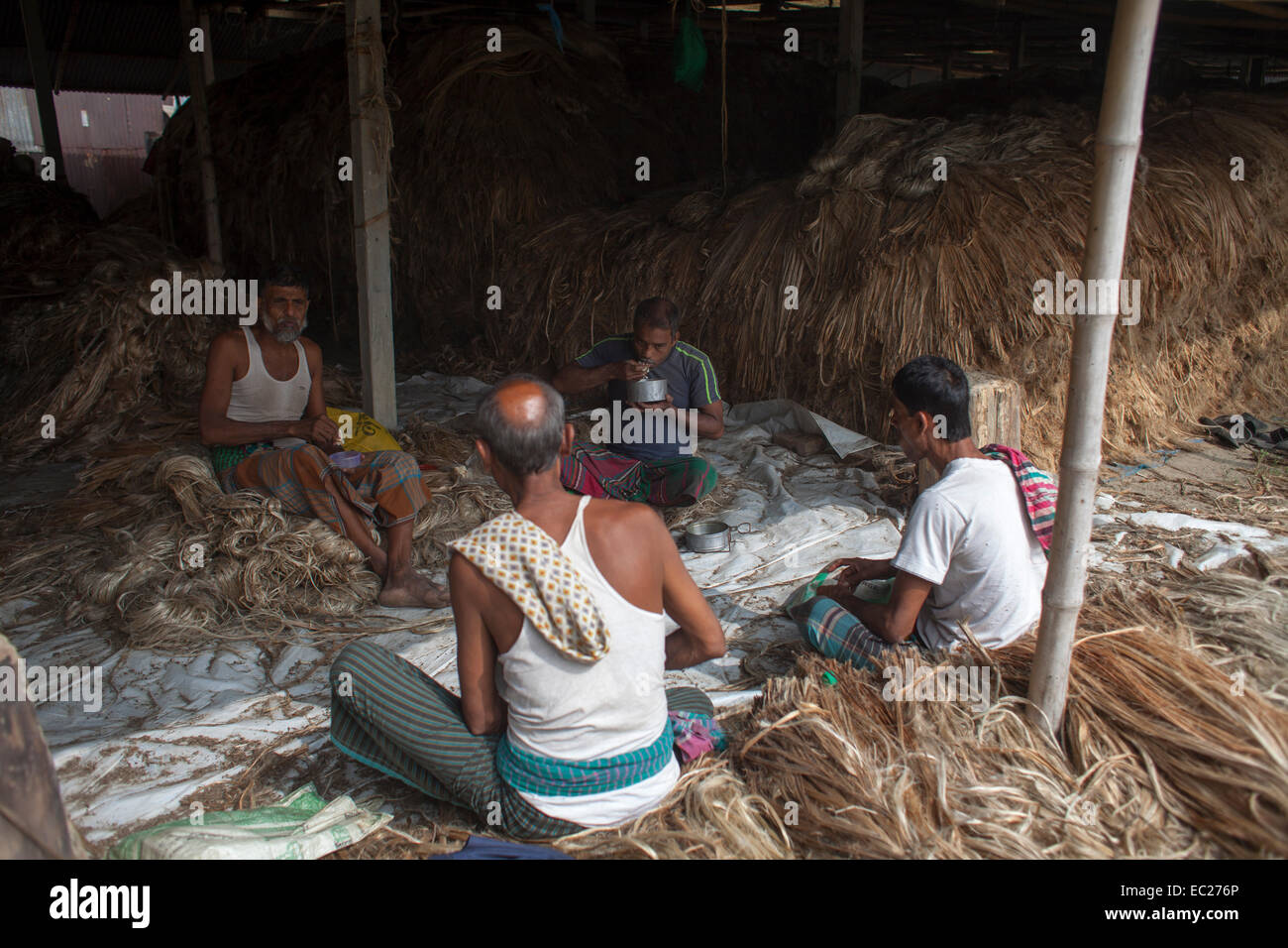 Dhaka, Bangladesh. 08th Dec, 2014. Bangladeshi labor working inside