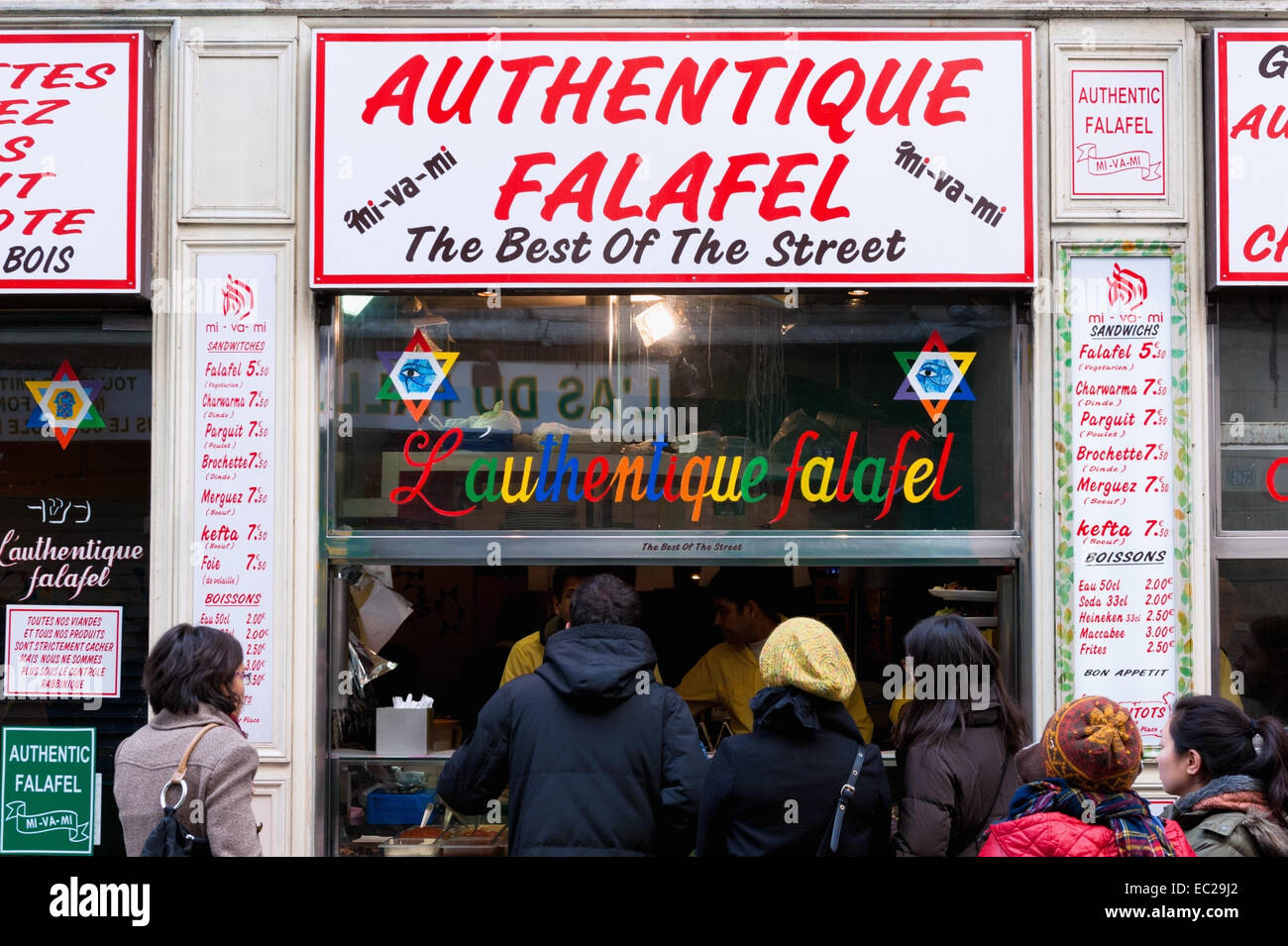 queuing for falafels at Mi-Va-Mi on the Rue des Rosiers in the Marais, Paris. Stock Photo