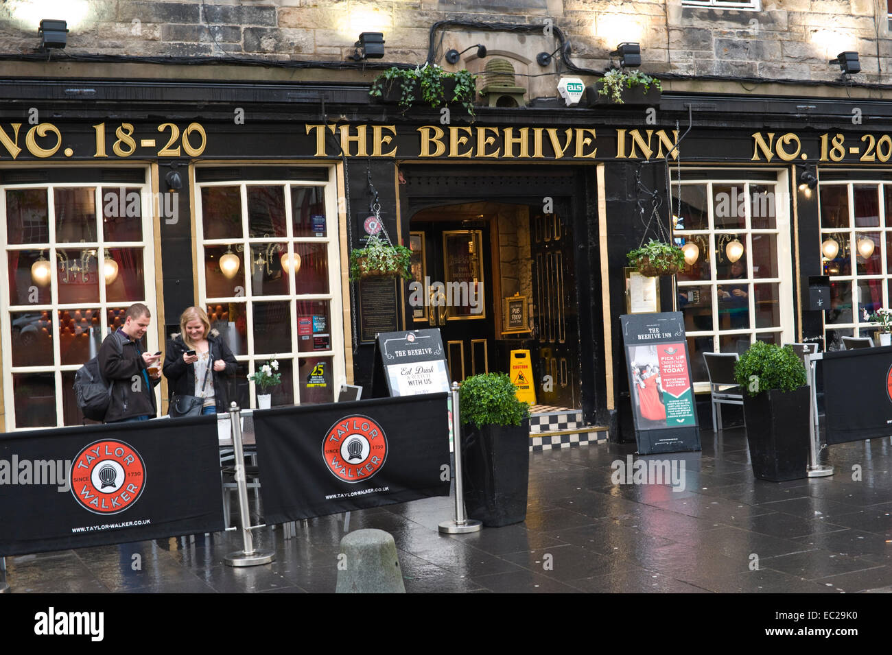 THE BEEHIVE INN pub on Grassmarket Edinburgh Scotland UK Stock Photo