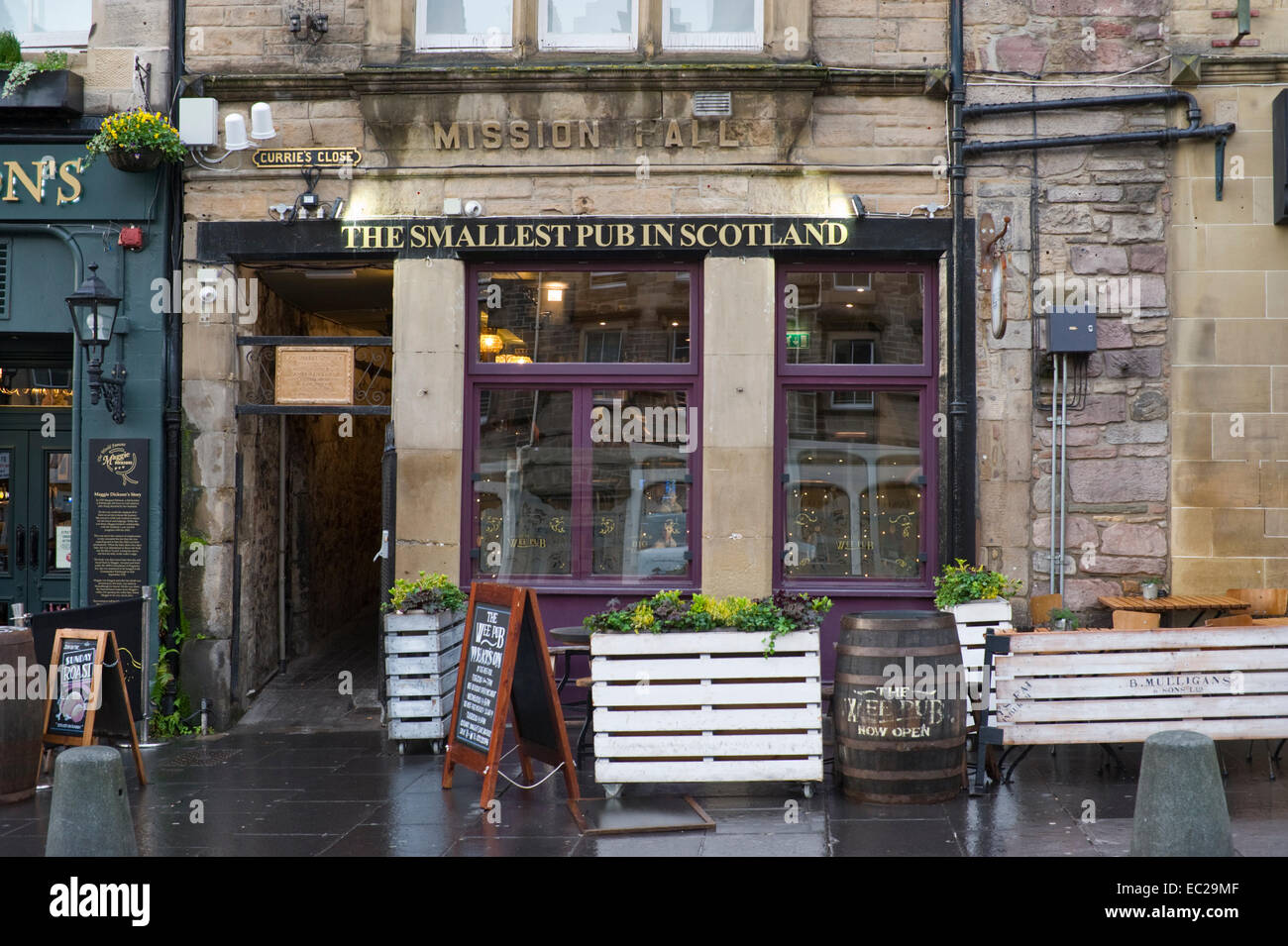 THE SMALLEST PUB IN SCOTLAND on Grassmarket Edinburgh Scotland UK Stock Photo