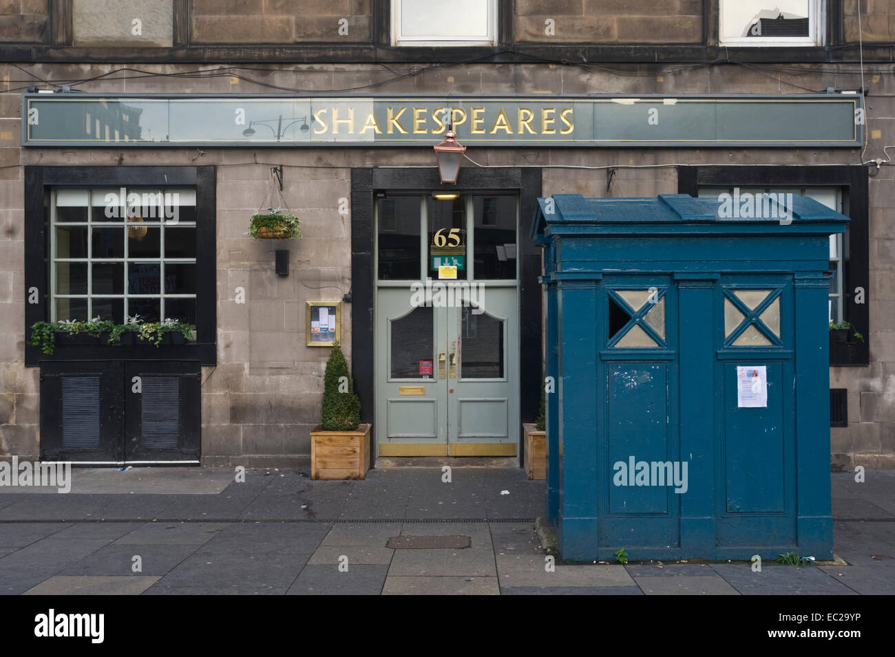 SHAKESPEARES student pub with old blue police box outside on corner of Cambridge Street Edinburgh Scotland UK Stock Photo