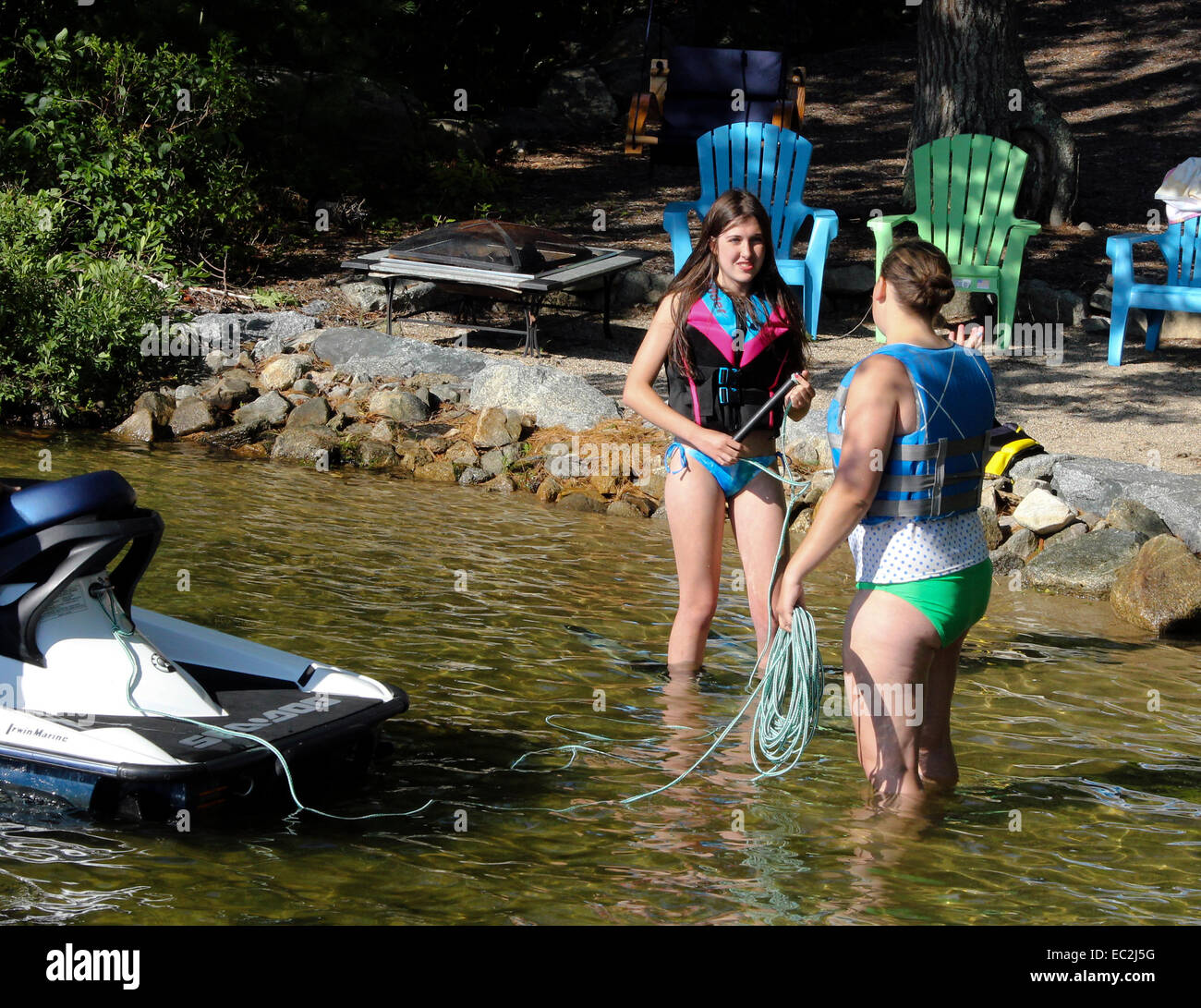 het winkelcentrum Periodiek versnelling Young girls in bikinis and life vests getting ready to water ski Stock  Photo - Alamy