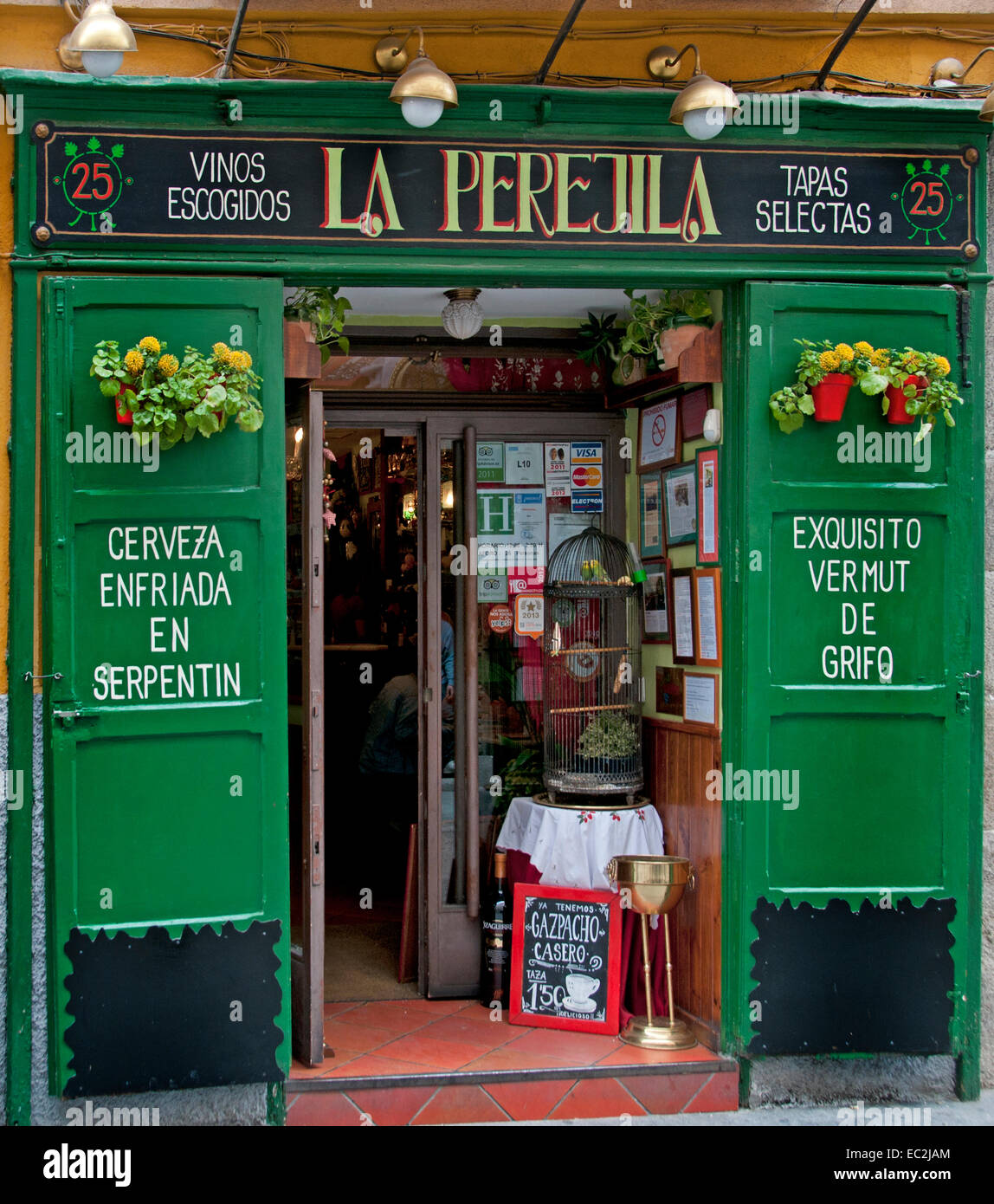 La Perejila Tapas bars in the calle de la Cava Baja in the La Latina quarter, central Madrid, Spain Stock Photo
