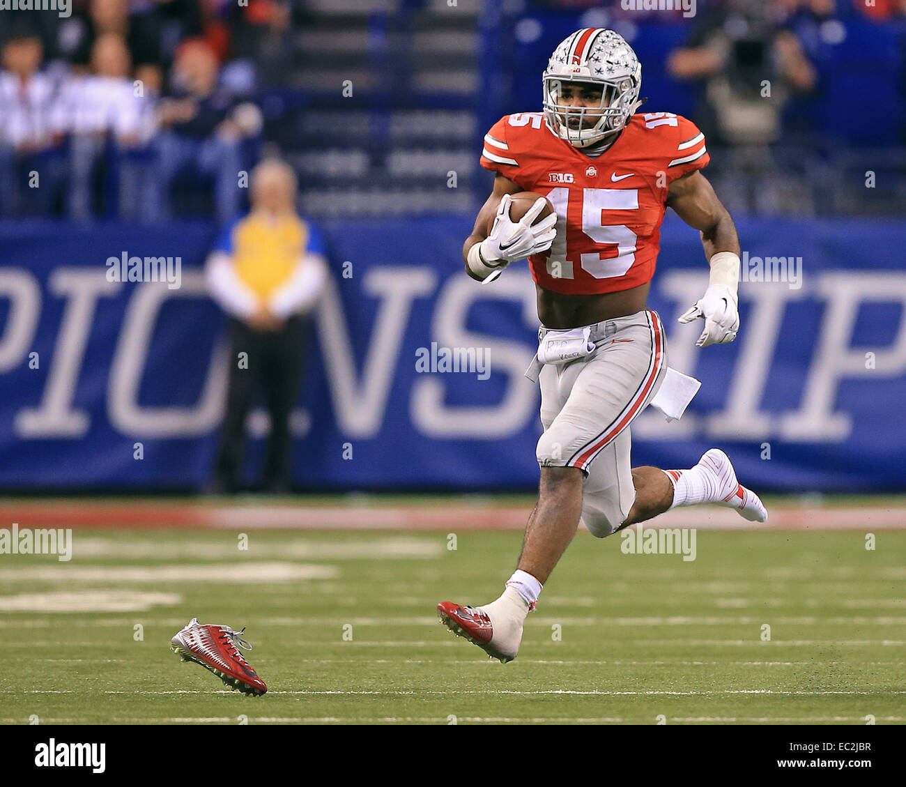 Indianapolis, IN, USA. 06th Dec, 2014. Ohio State Buckeyes running back Ezekiel  Elliott (15) shows off his Big 10 Championship shirt and hat at the end of  the NCAA Big 10 Championship