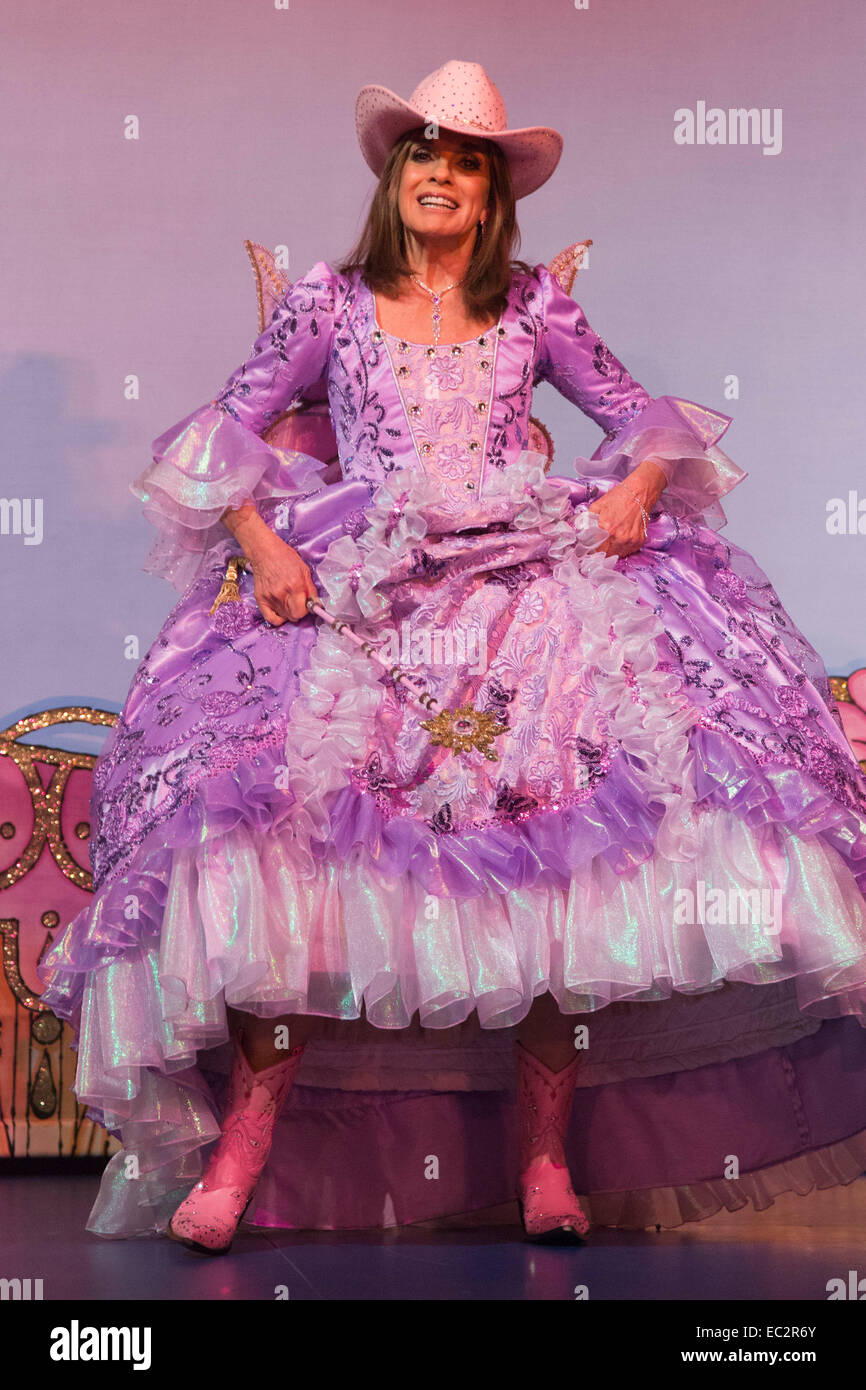 In true Dallas-style, Linda Gray wears a pink Stetson and pink cowboy boots. Photocall with Dallas-actress Linda Gray who makes her pantomime debut playing the Fairy Godmother in Cinderella at the New Wimbledon Theatre from 5 December 2014 to 11 January 2015. The cast included Tim Vine, Matthew Kelly and Wayne Sleep. Stock Photo