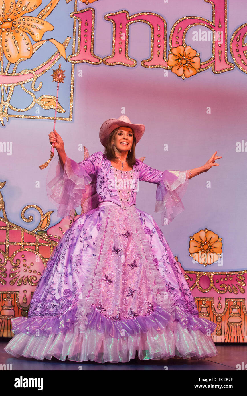 In true Dallas-style, Linda Gray wears a pink Stetson. Photocall with Dallas-actress Linda Gray who makes her pantomime debut playing the Fairy Godmother in Cinderella at the New Wimbledon Theatre from 5 December 2014 to 11 January 2015. The cast included Tim Vine, Matthew Kelly and Wayne Sleep. Stock Photo
