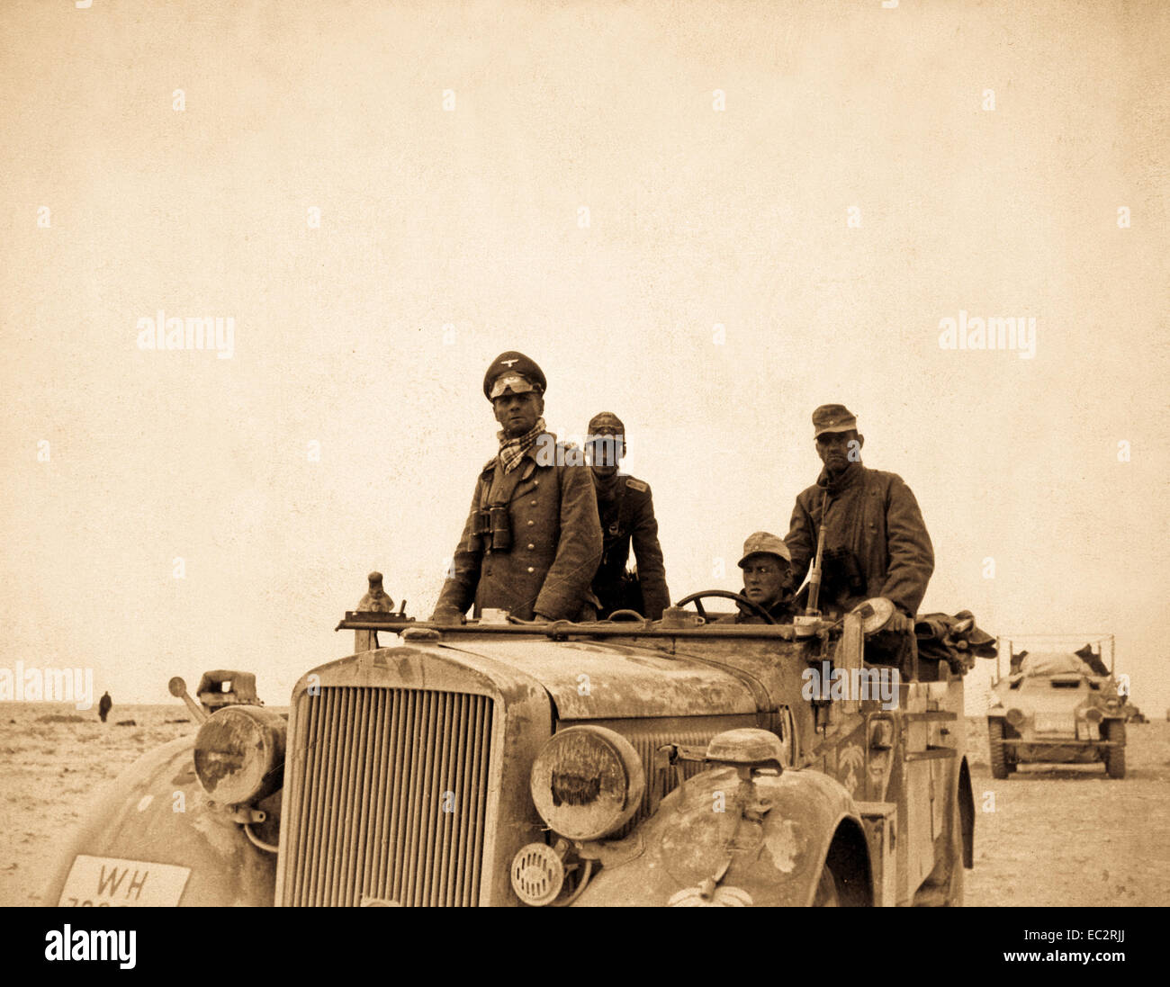 General Rommel bei der 15.  Panzer-Division zwischen Tobruk und Sidi Omar.  General Rommel with the 15th Panzer Division between Tobruk and Sidi Omar.  Libya, Janurary or November 24, 1941.  Sdf. Zwilling. (Foreign Records Seized) Stock Photo