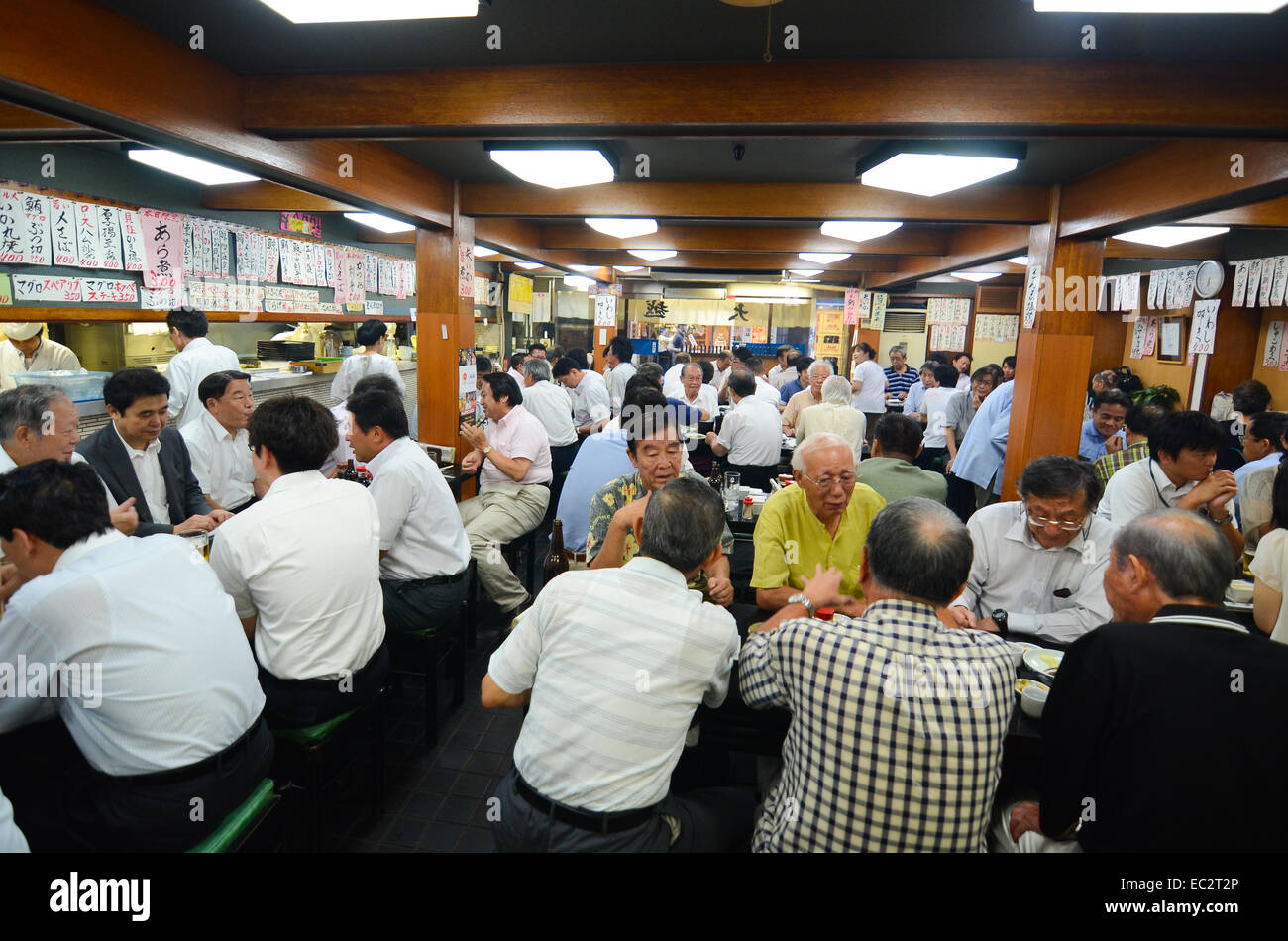Salarymen in Tokyo, Japan, eating and drinking after work Stock Photo
