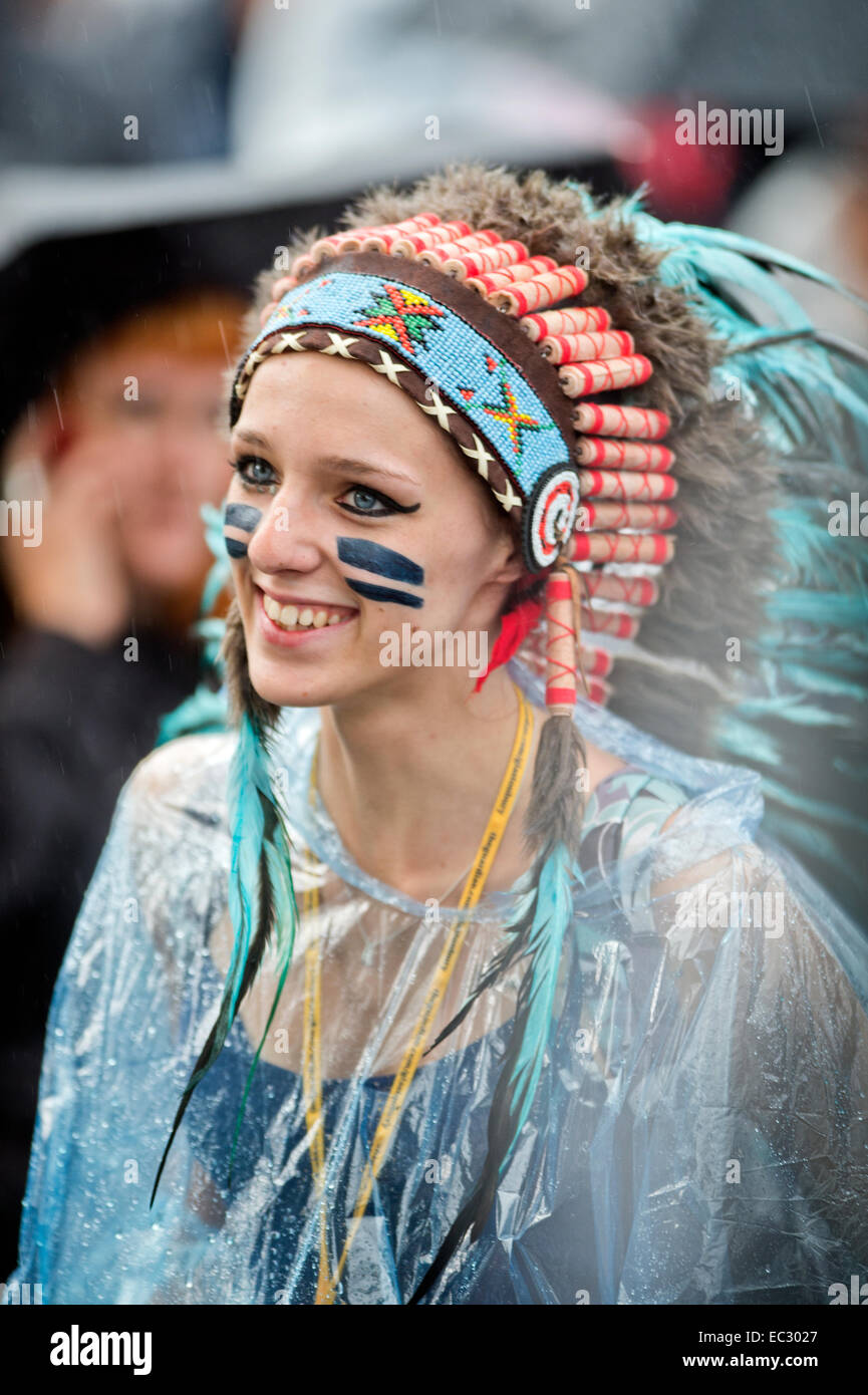 Feathered indian headdress hi res stock photography and images Page 3 Alamy
