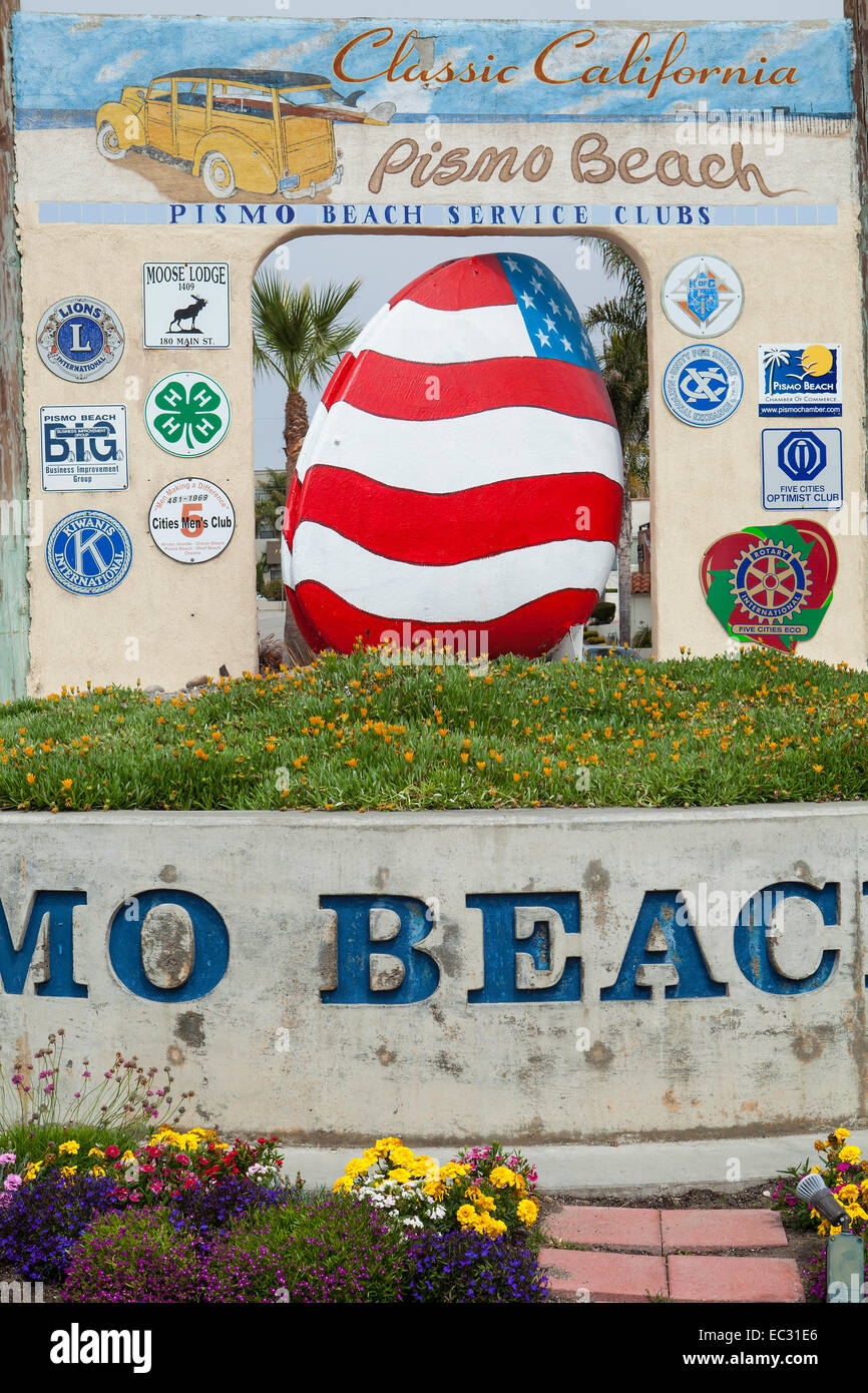 Sign welcoming visitors to Pismo Beach, the symbolic clam painted similar to the American Flag, Central Coast, California, USA Stock Photo