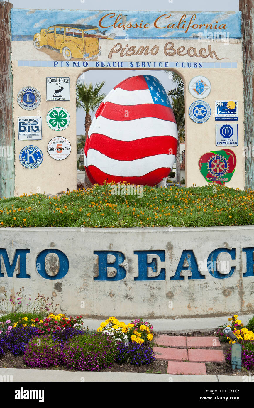 Sign welcoming visitors to Pismo Beach, the symbolic clam painted similar to the American Flag, Central Coast, California, USA Stock Photo