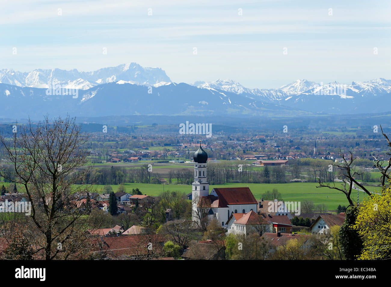 Pähl mit der Alpenkette, Pfaffenwinkel, Oberbayern, Bayern, Deutschland, Europa / Pähl, with the Alps, Pfaffenwinkel, Upper Bava Stock Photo