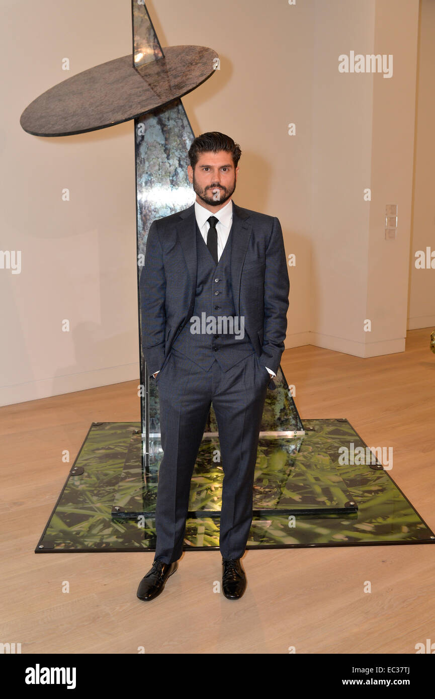 Artist And Photographer Andrew Levitas With His Art At Phillip S Gallery London Stock Photo Alamy