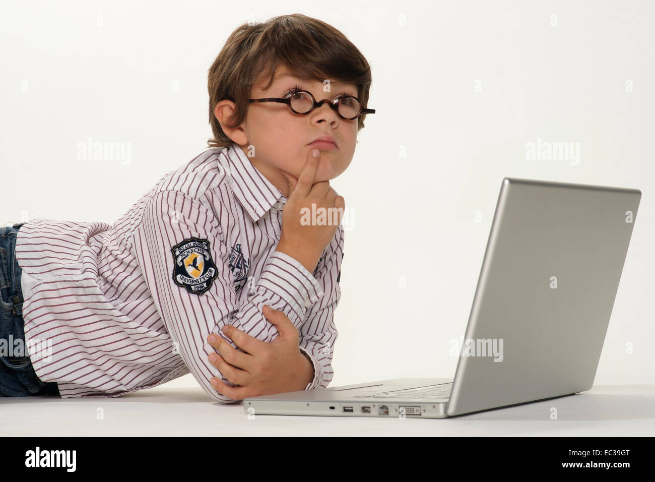 Компьютер для детей. Ребенок сидит за компьютером. Папин компьютер. Школьник за компом. Аделишка dima star.