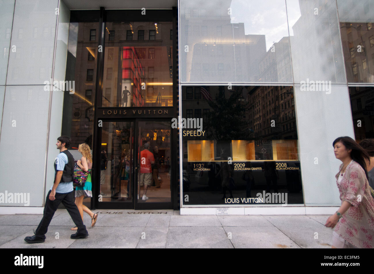 Storefront of Louis Vuitton on Fifth Avenue. The luxury tents, which are synonymous with Fifth Avenue began to appear when high Stock Photo