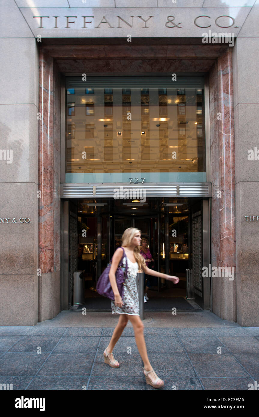 Tiffany & Co. 727 Fifth Avenue and 57th Street. Telephone 212-755-8000. (Mon-Fri 10am-7pm / Sat 10am-7pm / Sun 12pm-6pm). Right Stock Photo