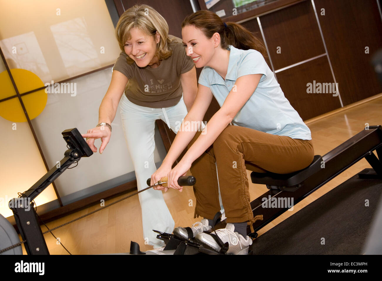 Coach explains Exercise Machine Stock Photo Alamy