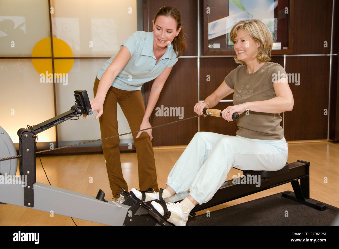 Coach explains Exercise Machine Stock Photo Alamy