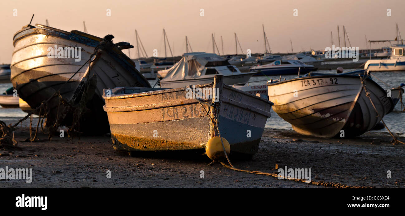 dilapidated wooden boat on the beach Stock Photo - Alamy