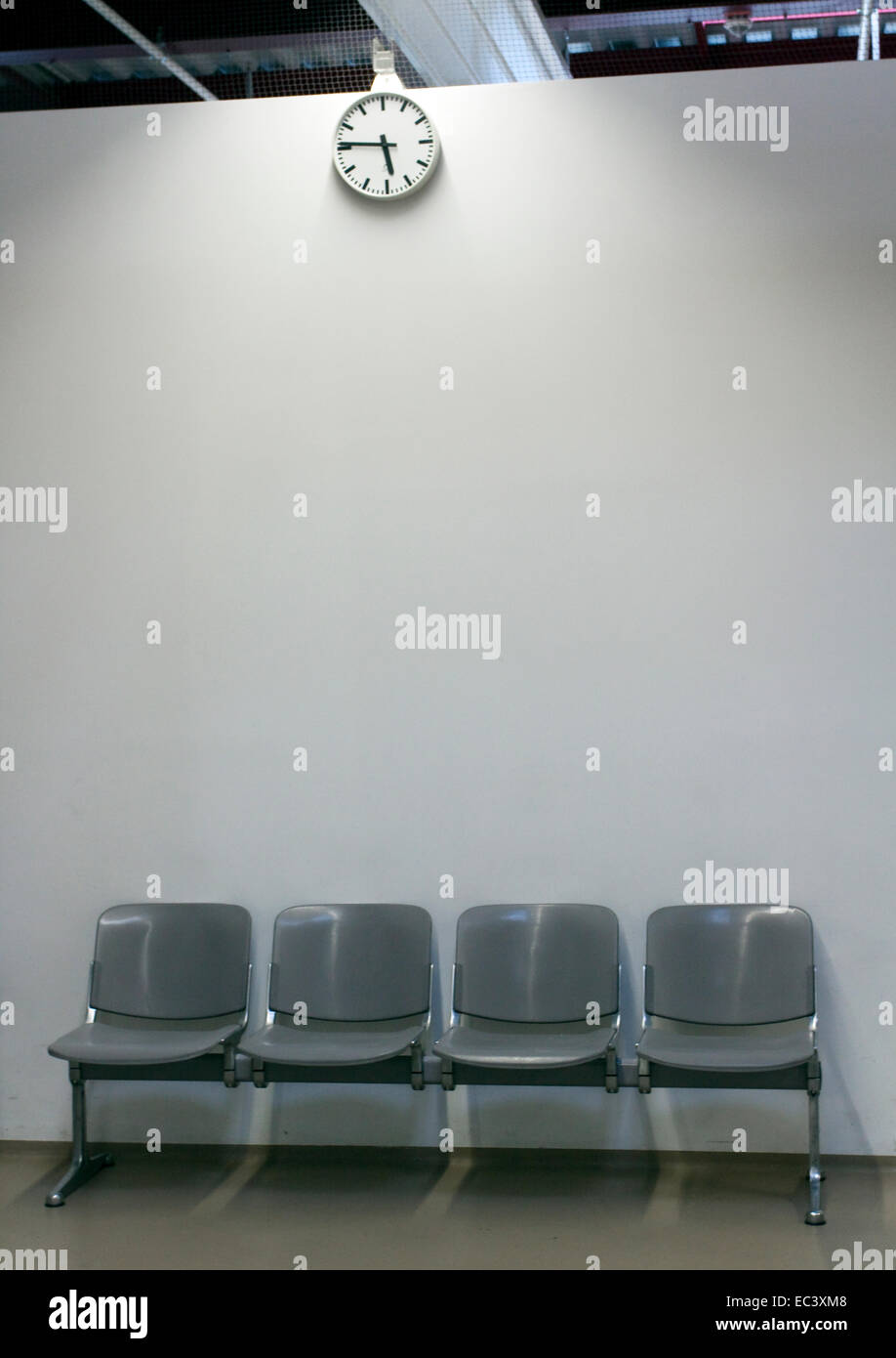 Wait Machineimg Waiting room clock line hi-res stock photography and images - Alamy