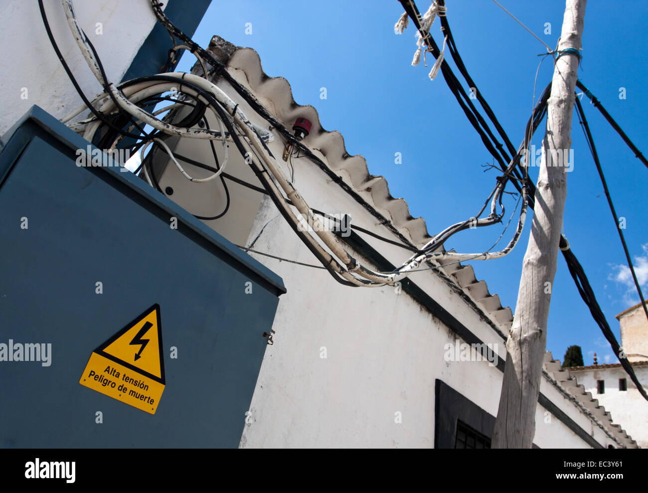 Обрезки проводов. Табличка осторожно кабель под напряжением. Зачистка для проводов. Осторожно кабель под напряжением. Натяжная гирлянда изоляторов вл 500 кв.