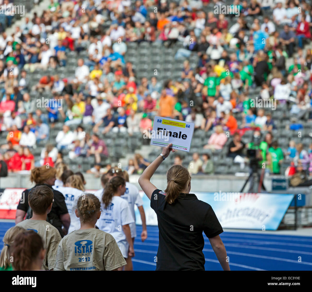 Relay race girls hi-res stock photography and images - Alamy
