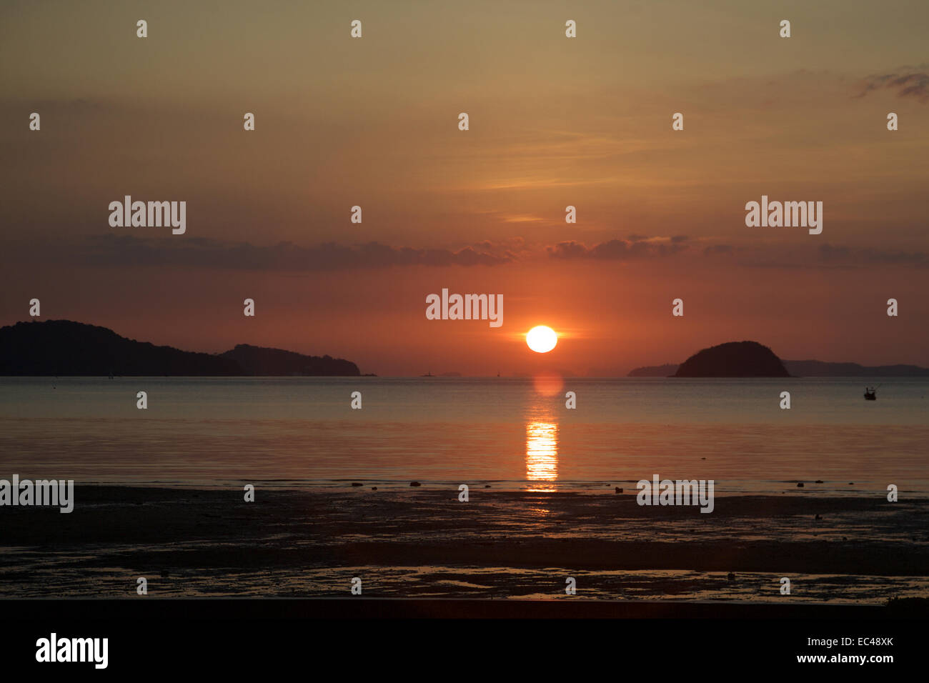 Sunrise over the sea painting hi-res stock photography and images - Alamy