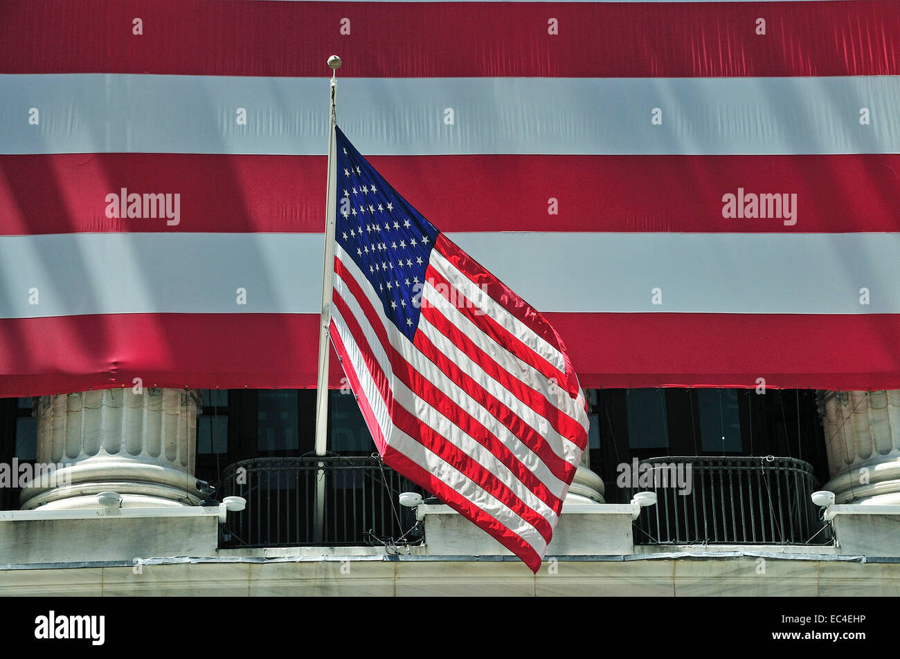 Fassade der New York Stock Exchange Börse mit USA-Nationalflagge an der Wall Street Financial Distict Manhattan New York City Stock Photo