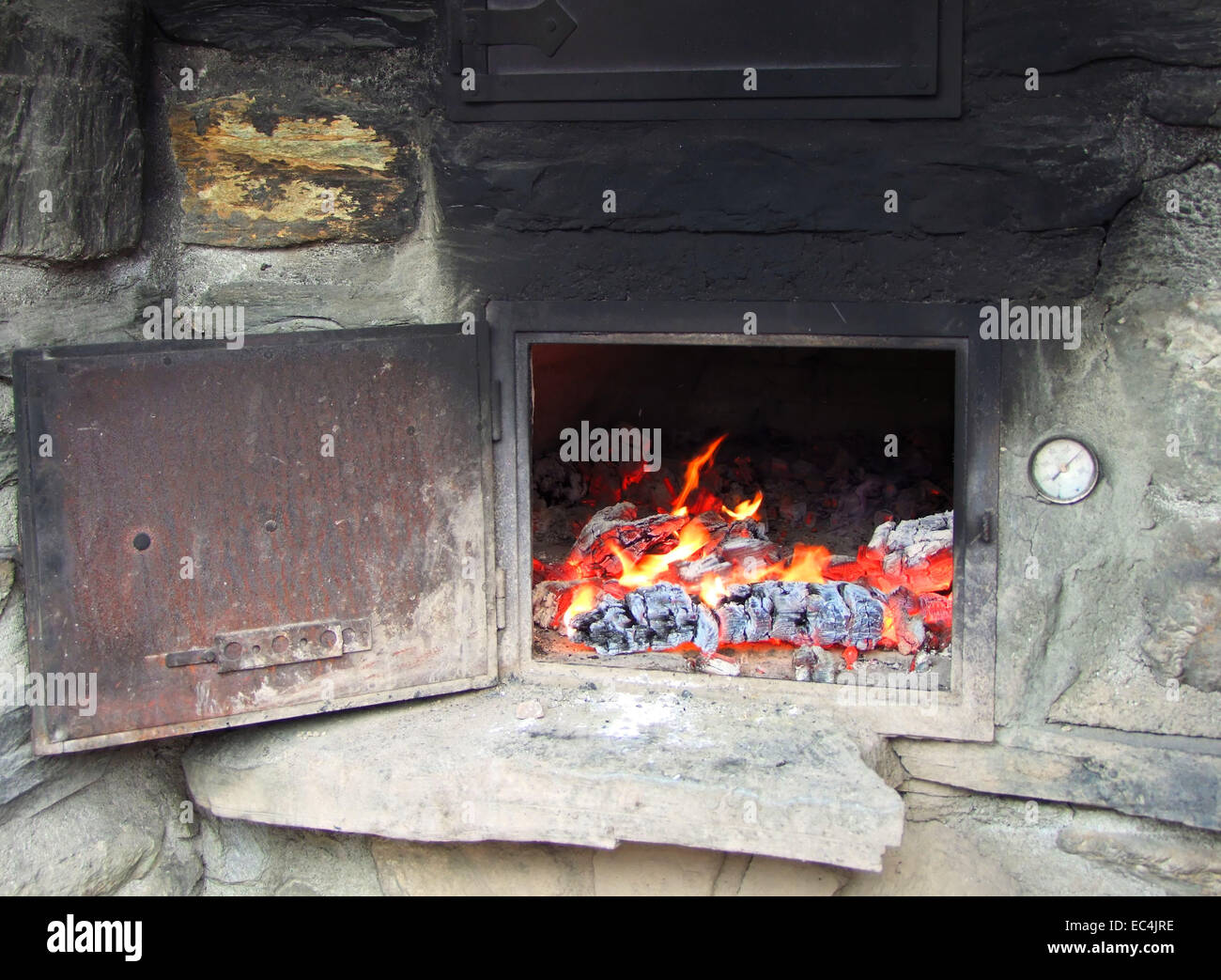 Glut in woodfired oven with temperature indicator Stock Photo Alamy