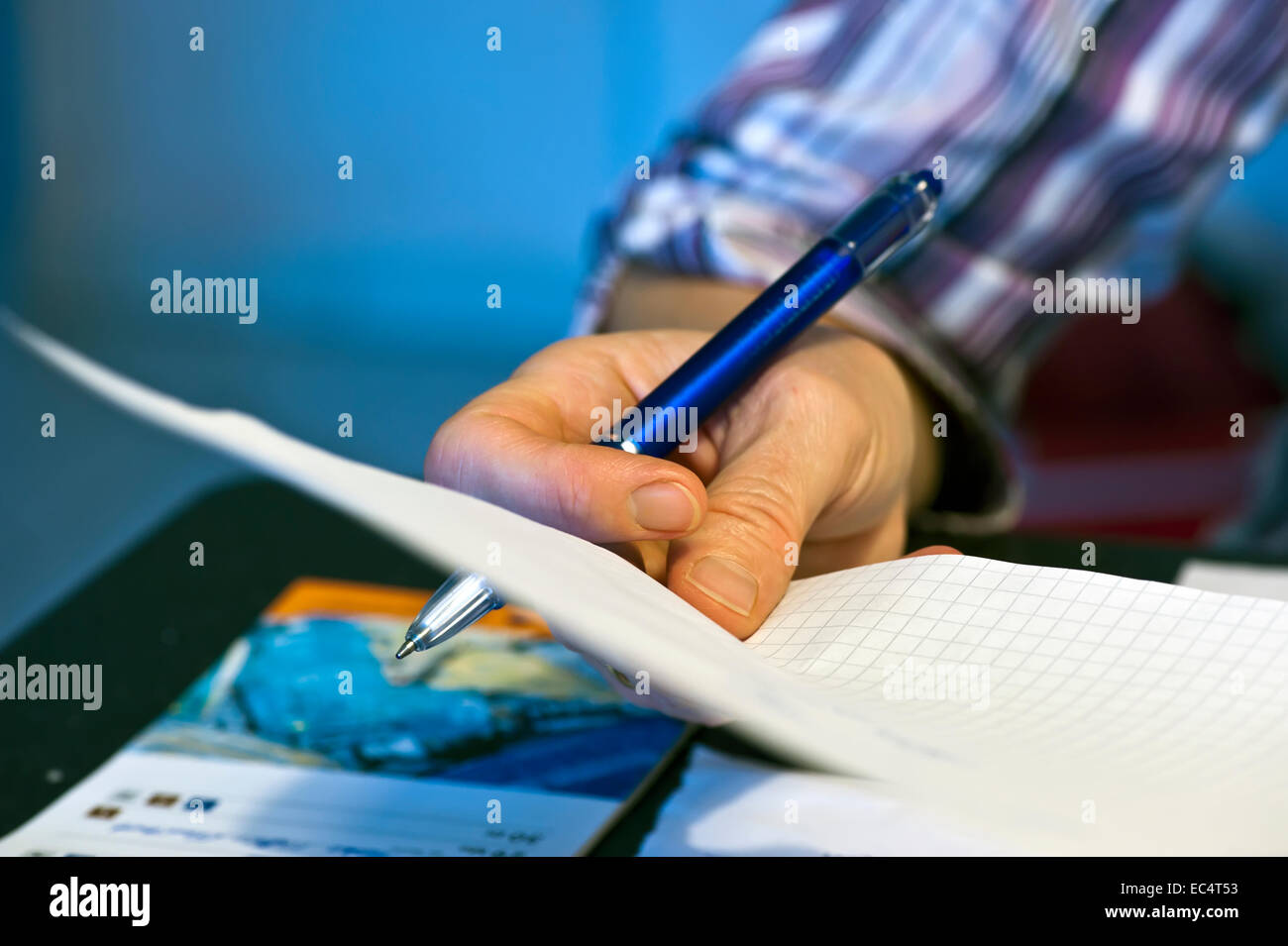 Female hand holding a pen hi-res stock photography and images - Alamy