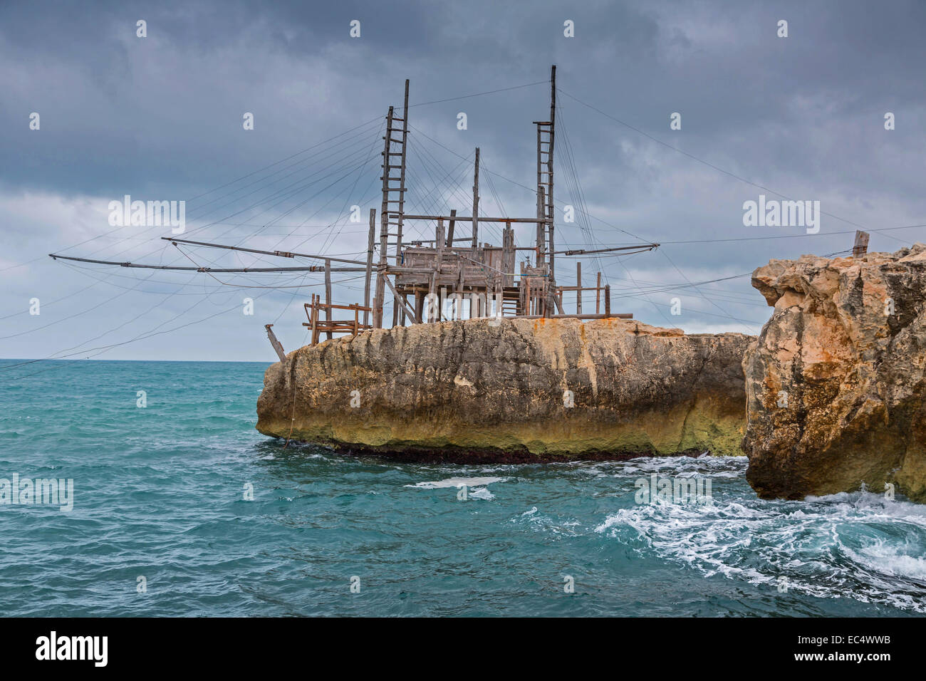 traditioneller Fischfangapperat der vor allem an der wilden Felsküste des Garganos anzutreffen ist Stock Photo