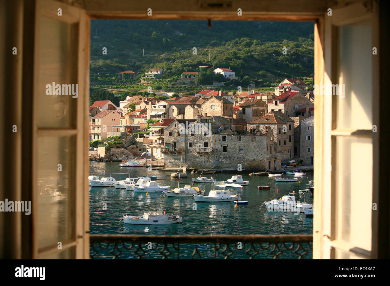 Croatia, Mittel-Dalmatien, Insel Vis, Blick vom Grimaldi Fort auf den Hafen Komiza Stock Photo