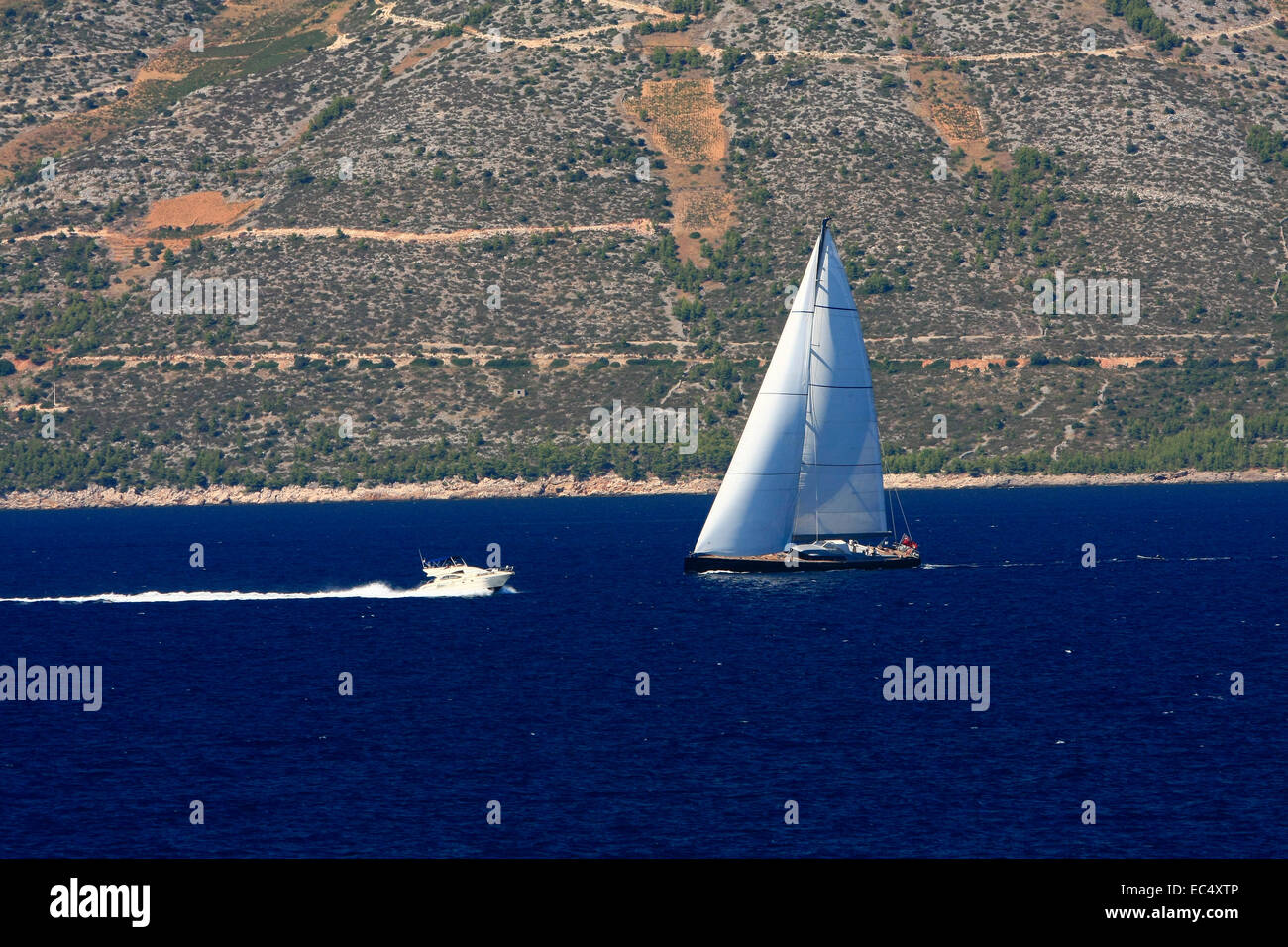 Croatia, Sued-Dalmatien, Insel Hvar, Segelyacht und Motorboot Stock Photo