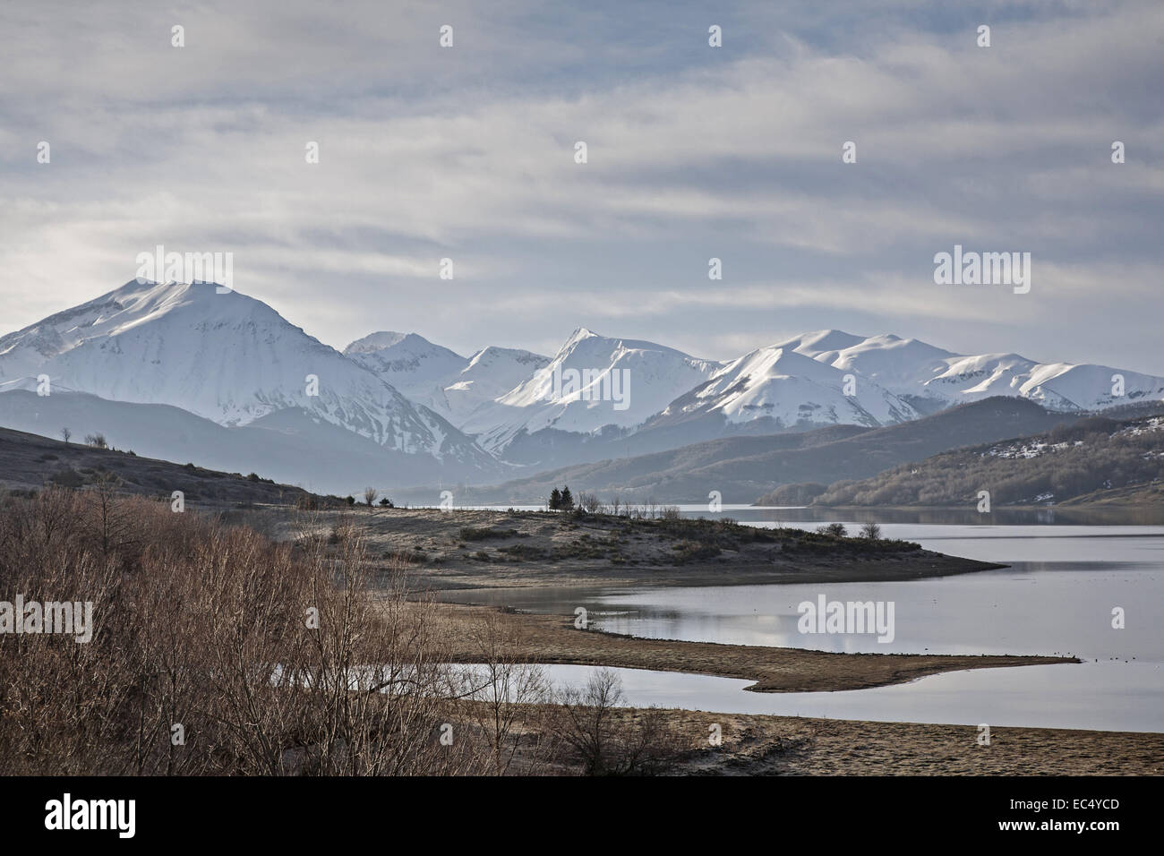 Lago di Campotosto Stock Photo Alamy