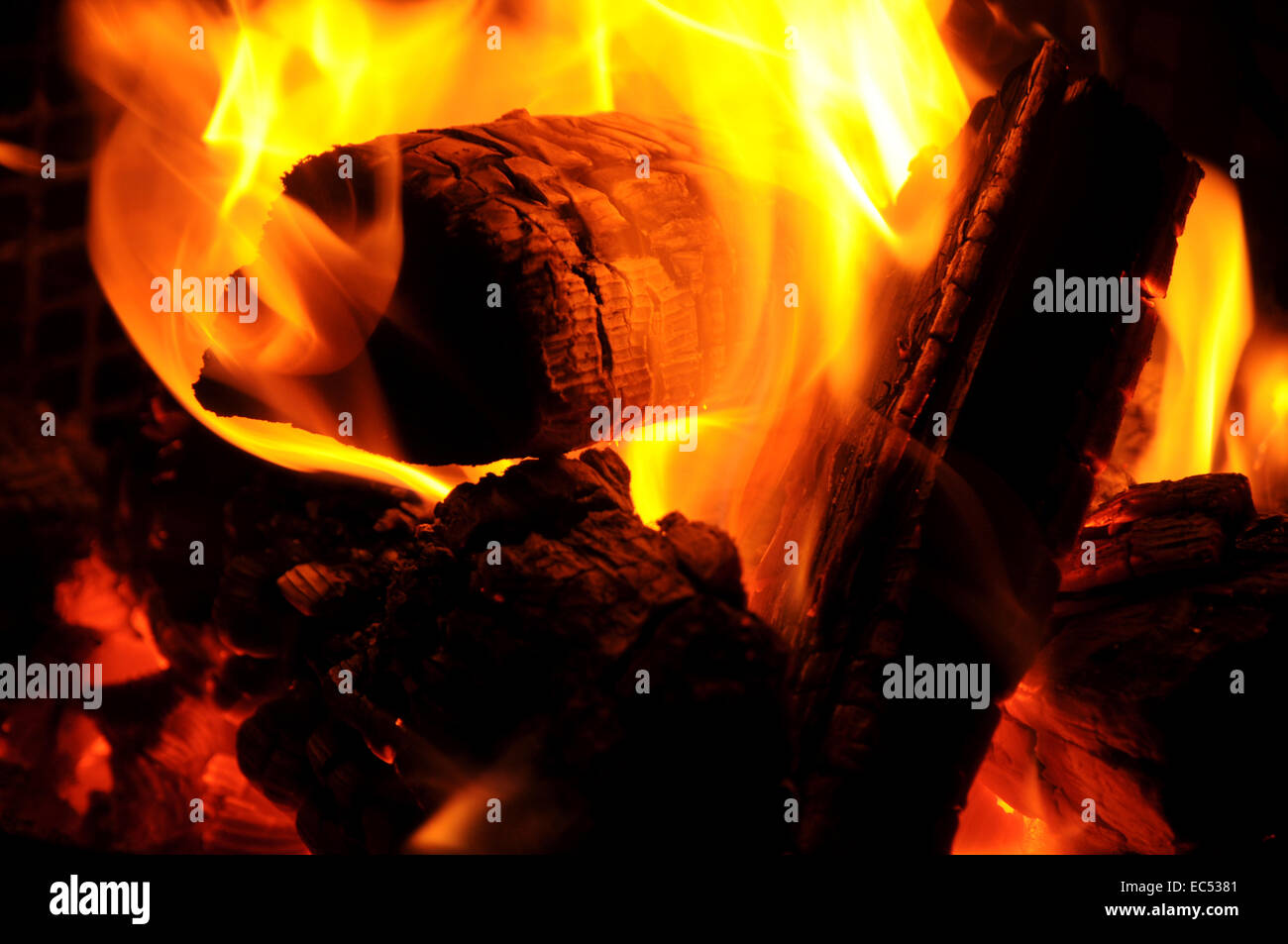 Log burning fireplaces hi-res stock photography and images - Alamy
