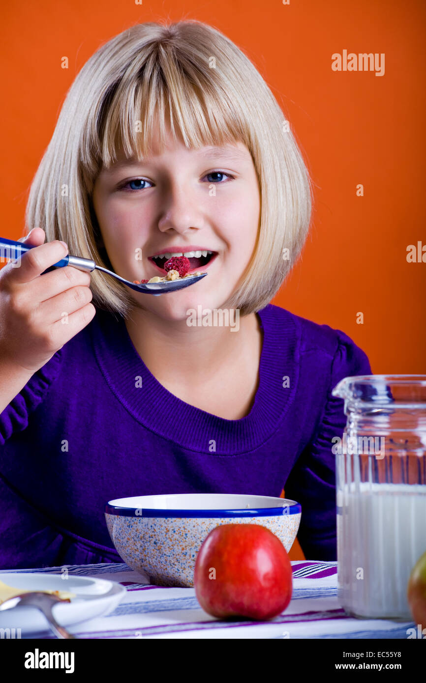 a young girl eating cornflakes Stock Photo - Alamy a young girl eating cornflakes Stock Photo - Alamy