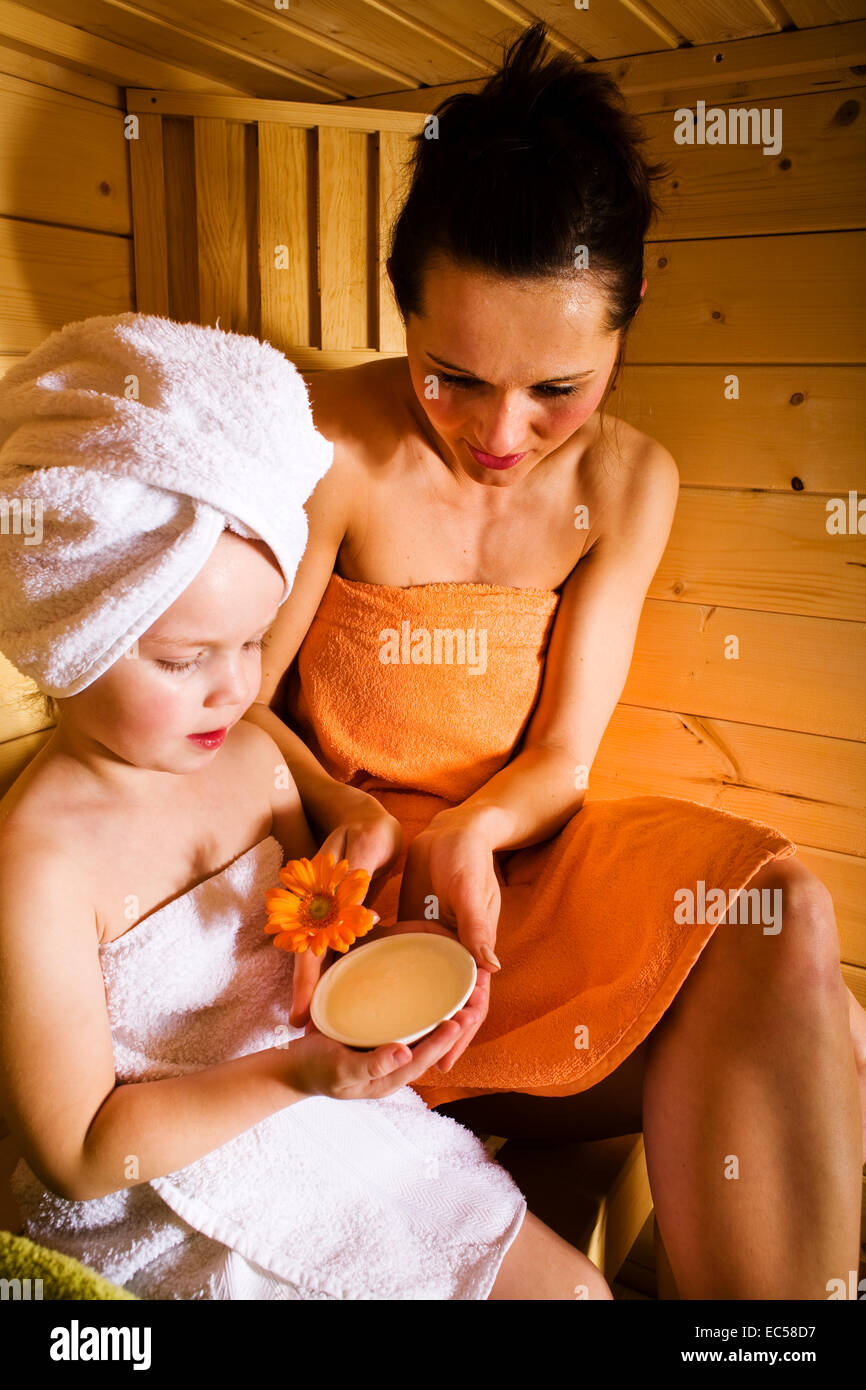 папа с дочкой голыми моются в бане фото 50