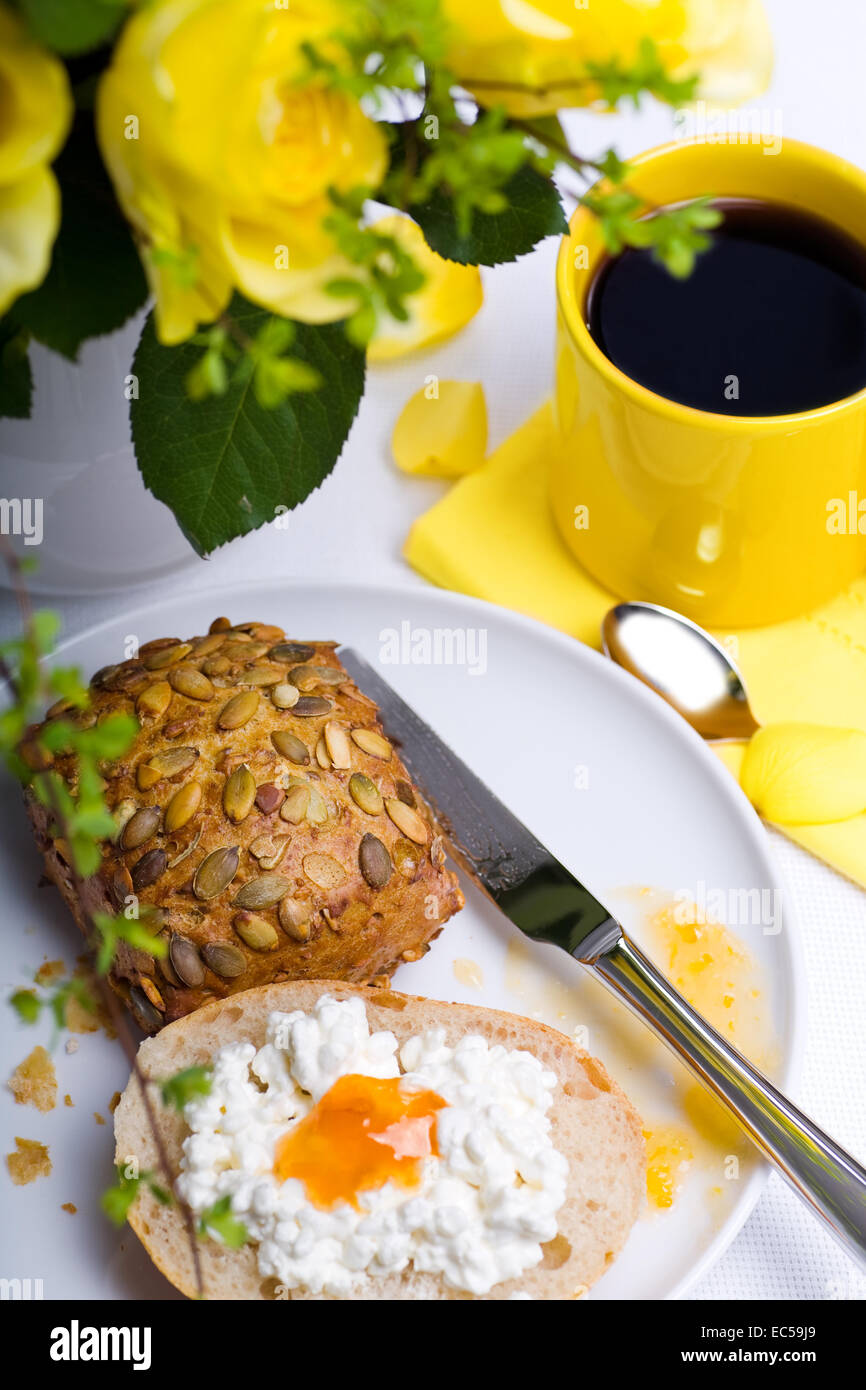 breakfast arrangement in yellow and white Stock Photo - Alamy